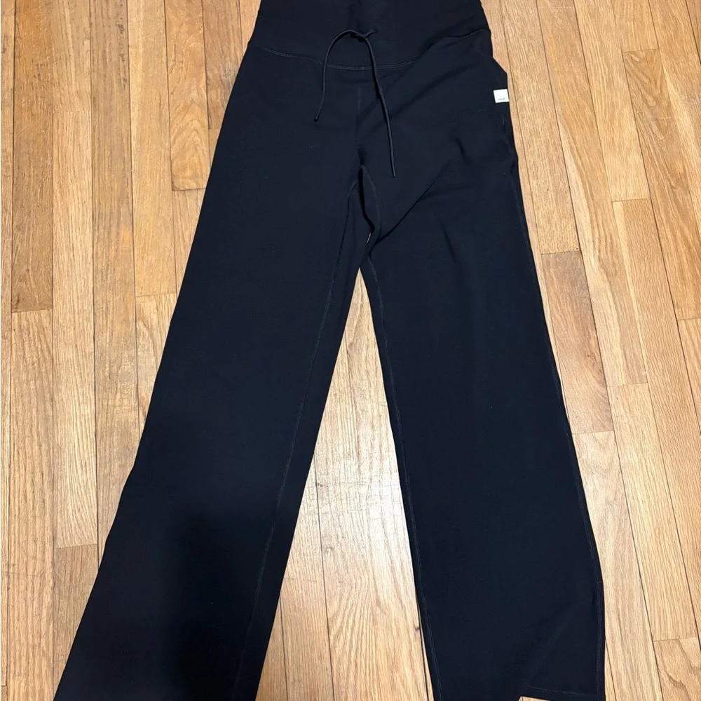 Vuori Black Women's Straight-Leg Lounge Pants - Picture 2 of 4